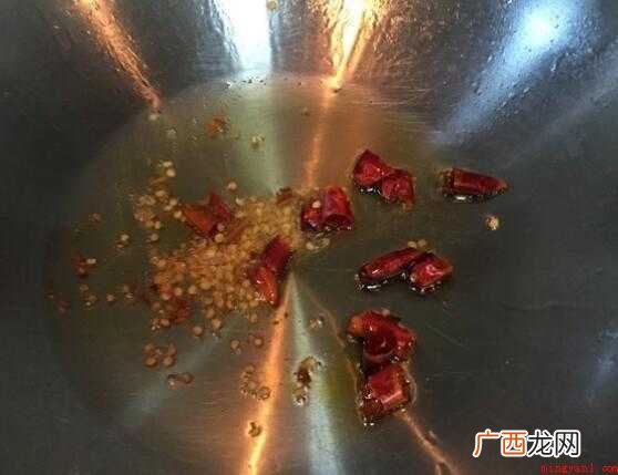 花蛤、油、干辣椒、蚝油、香菜、六月鲜酱油 怎么炒花蛤