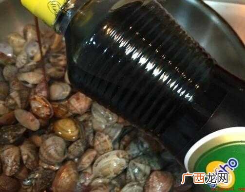 花蛤、油、干辣椒、蚝油、香菜、六月鲜酱油 怎么炒花蛤