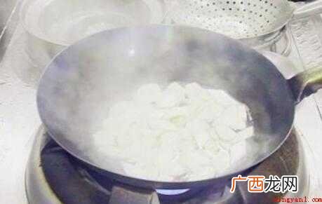 杏鲍菇、蒜、青椒、红椒、蚝油3克、食盐2克、白糖1克、鸡粉1 怎么炒杏鲍菇