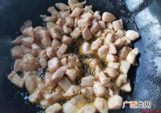 美食推荐:鸡胸脯肉1块、黄瓜半根、油炒花生米 怎么炒鸡丁好吃