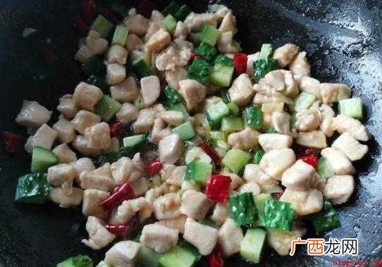 美食推荐:鸡胸脯肉1块、黄瓜半根、油炒花生米 怎么炒鸡丁好吃