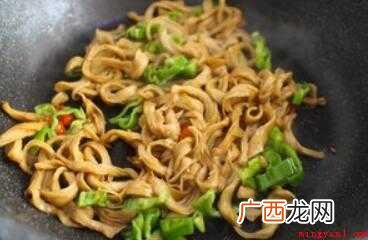 面筋、青椒、蒜、小米辣、生抽、老抽、糖、盐步骤 面筋怎么炒