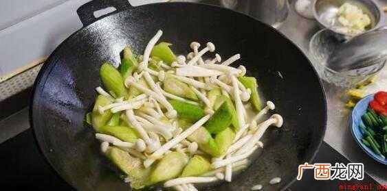 海鲜菇一包、丝瓜3根、鸡蛋3个、食用盐、红菜椒、鸡粉、葱段 炒丝瓜怎么炒好吃