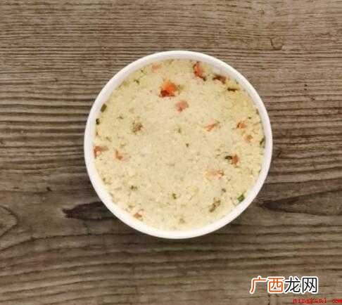 小米饭、广式腊肠、鸡骚、胡萝卜、小葱、植物油、盐 小米怎么炒