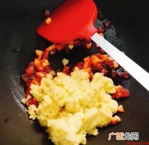 小米饭、广式腊肠、鸡骚、胡萝卜、小葱、植物油、盐 小米怎么炒