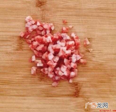 小米饭、广式腊肠、鸡骚、胡萝卜、小葱、植物油、盐 小米怎么炒