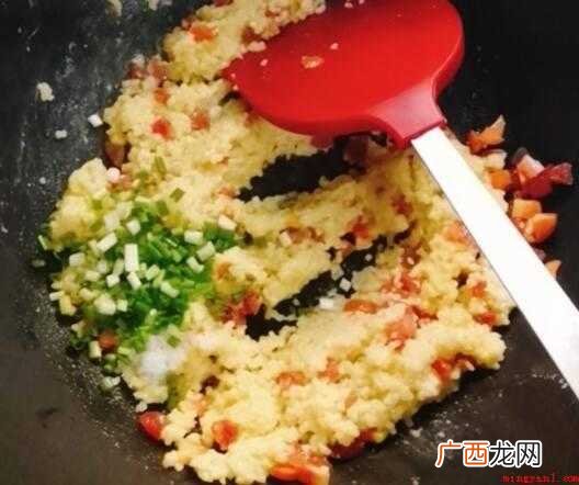 小米饭、广式腊肠、鸡骚、胡萝卜、小葱、植物油、盐 小米怎么炒