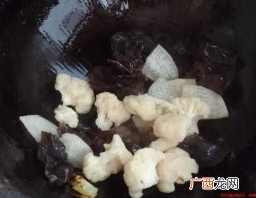 白萝卜、木耳、菜花、彩椒、橄榄油、盐、味精 怎么炒彩椒