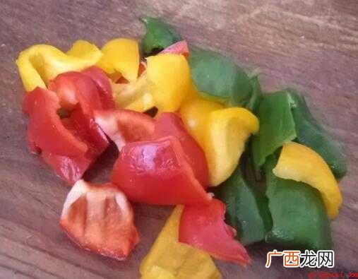 白萝卜、木耳、菜花、彩椒、橄榄油、盐、味精 怎么炒彩椒