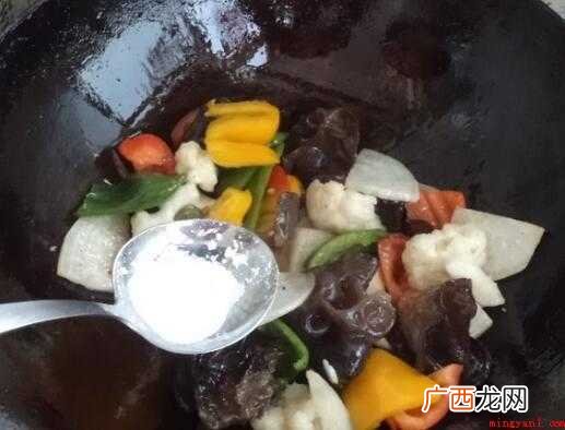 白萝卜、木耳、菜花、彩椒、橄榄油、盐、味精 怎么炒彩椒