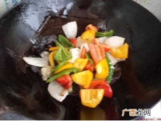 白萝卜、木耳、菜花、彩椒、橄榄油、盐、味精 怎么炒彩椒