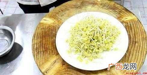 黄豆芽、大葱白、生姜、红干椒、花椒、八角、青红线椒 黄豆芽怎么炒