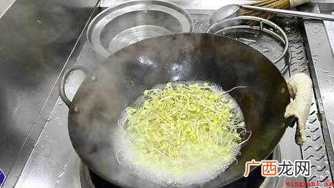 黄豆芽、大葱白、生姜、红干椒、花椒、八角、青红线椒 黄豆芽怎么炒