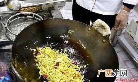 黄豆芽、大葱白、生姜、红干椒、花椒、八角、青红线椒 黄豆芽怎么炒