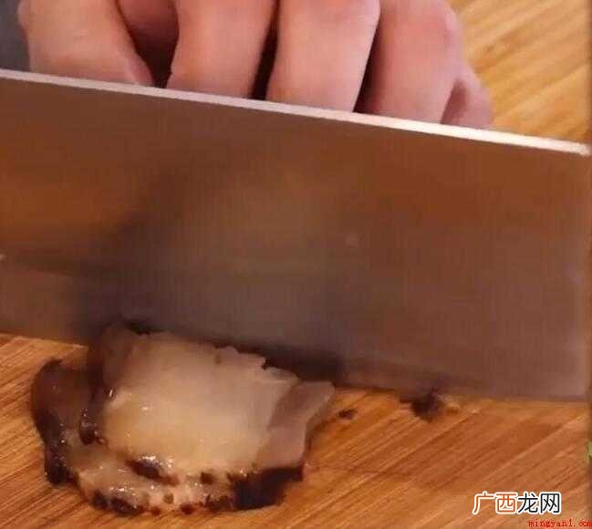 腊肉切成三毫米的薄片。 腊肉怎么炒好吃