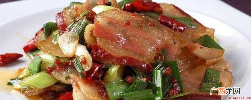 腊肉切成三毫米的薄片。 腊肉怎么炒好吃