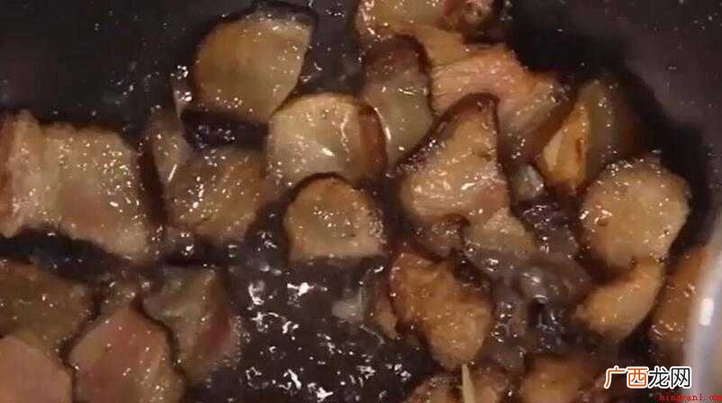腊肉切成三毫米的薄片。 腊肉怎么炒好吃