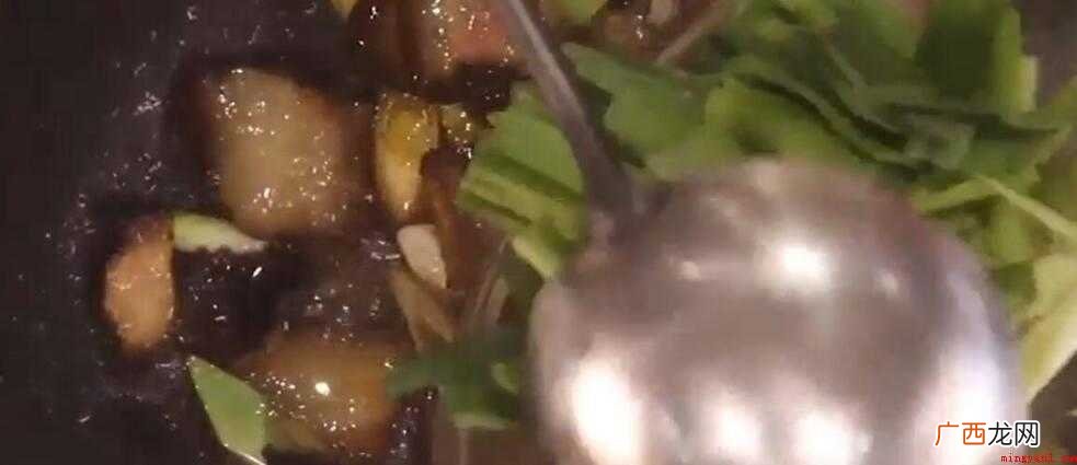 腊肉切成三毫米的薄片。 腊肉怎么炒好吃
