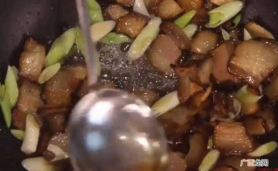 腊肉切成三毫米的薄片。 腊肉怎么炒好吃