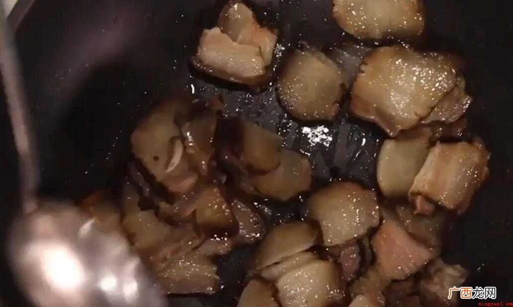 腊肉切成三毫米的薄片。 腊肉怎么炒好吃