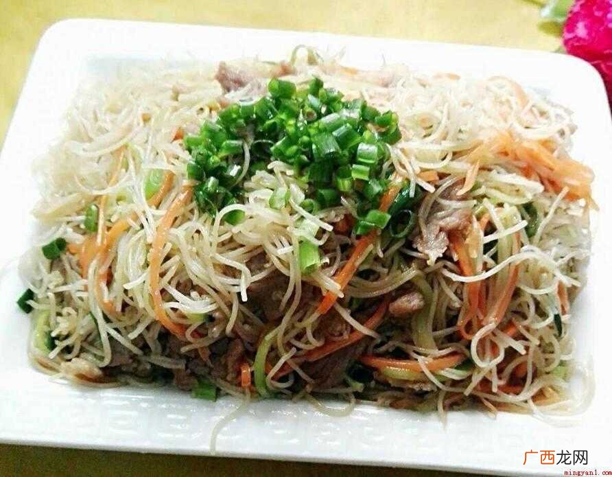 胡萝卜、青瓜半条、香葱大蒜各适量 米粉怎么炒
