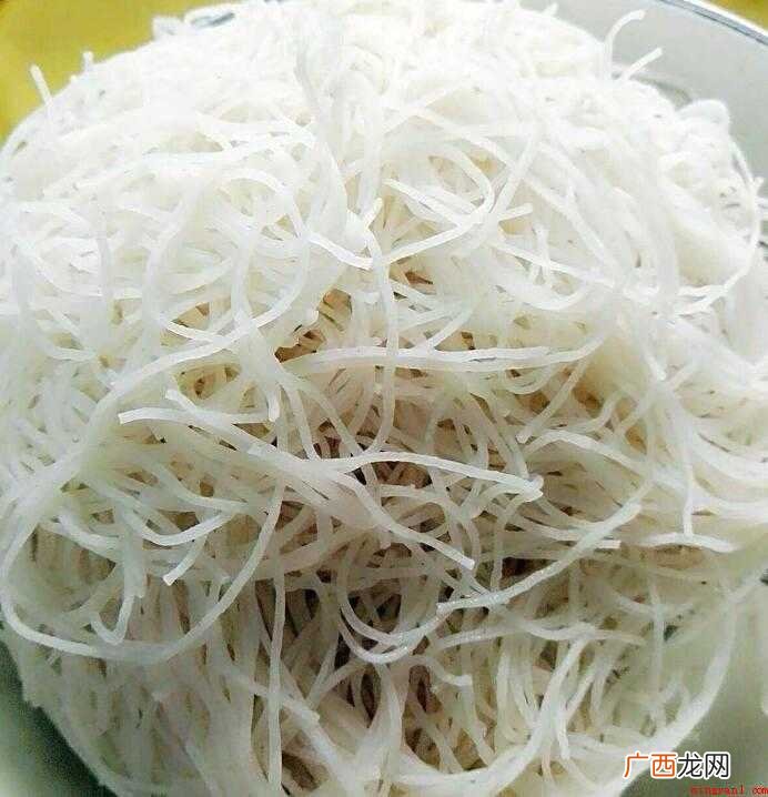 胡萝卜、青瓜半条、香葱大蒜各适量 米粉怎么炒