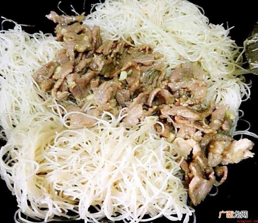 胡萝卜、青瓜半条、香葱大蒜各适量 米粉怎么炒