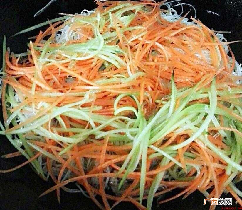 胡萝卜、青瓜半条、香葱大蒜各适量 米粉怎么炒