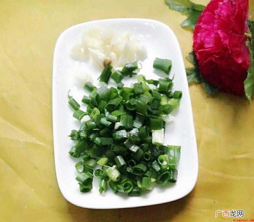 胡萝卜、青瓜半条、香葱大蒜各适量 米粉怎么炒