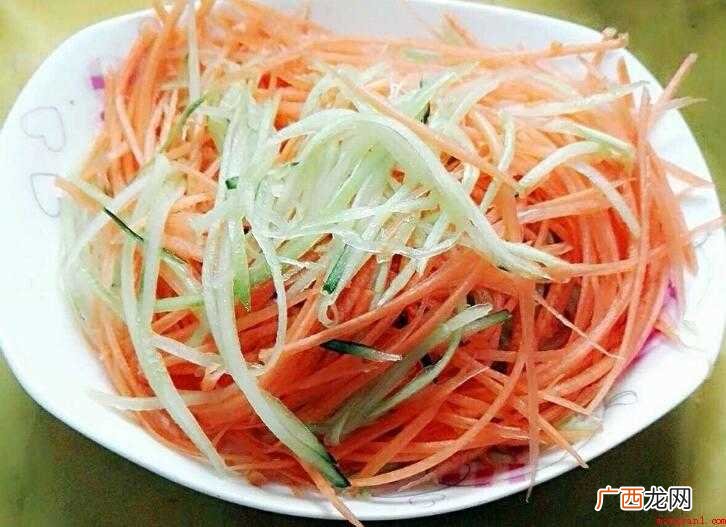 胡萝卜、青瓜半条、香葱大蒜各适量 米粉怎么炒