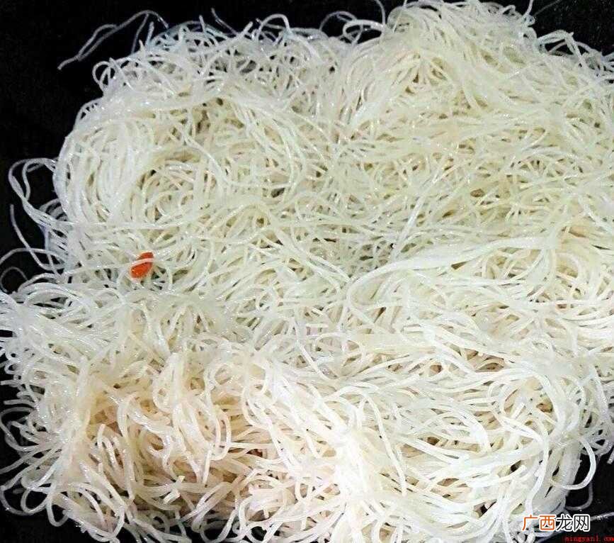 胡萝卜、青瓜半条、香葱大蒜各适量 米粉怎么炒