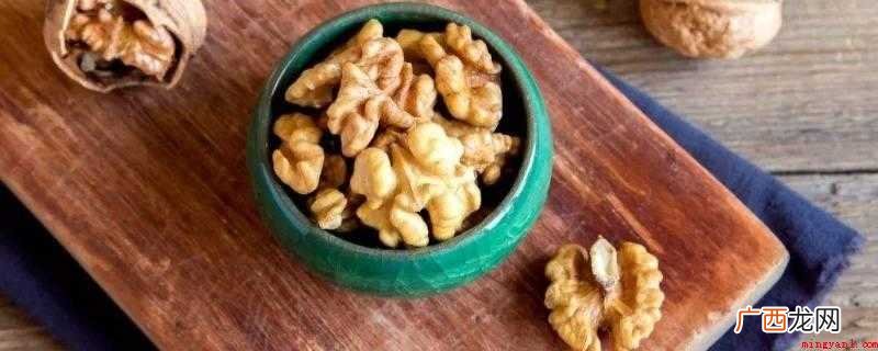 平底锅开小火,倒入核桃仁 核桃怎么炒