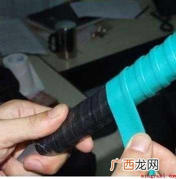 如何缠羽毛球拍手胶