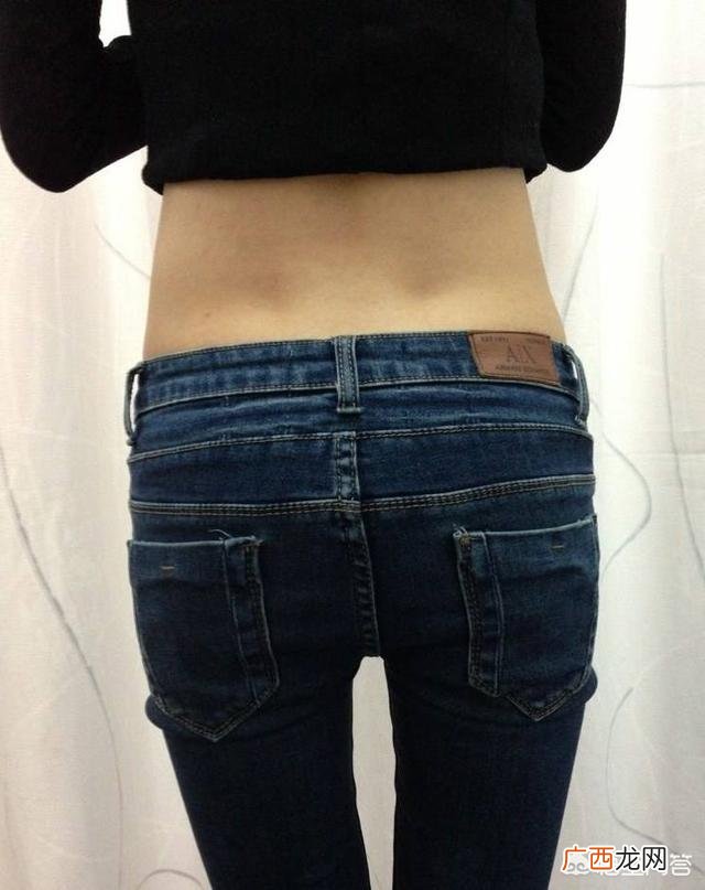 女人有腰窝意味着什么,25岁左右的女人腰两边都有一个窝,怎么回事的呢？