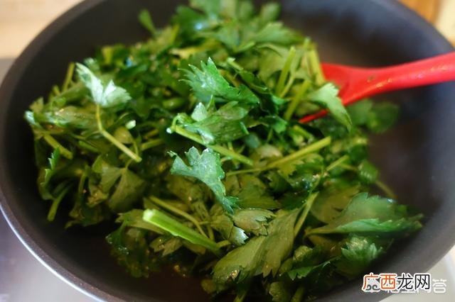 炒芹菜要焯水吗,芹菜直接炒還是焯一下再炒呢？