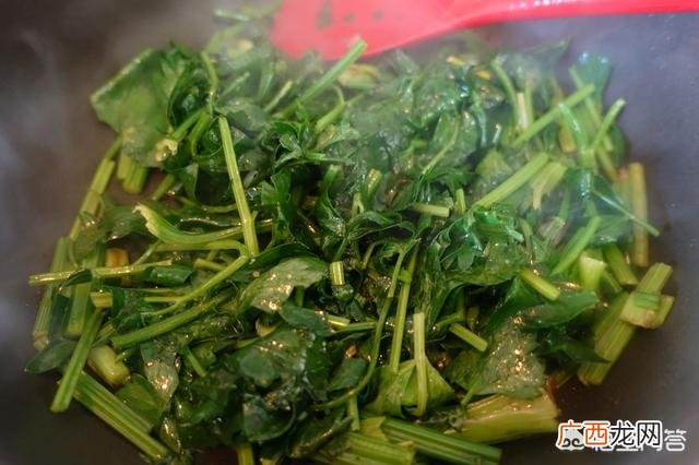 炒芹菜要焯水吗,芹菜直接炒還是焯一下再炒呢？