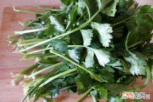 炒芹菜要焯水吗,芹菜直接炒還是焯一下再炒呢？