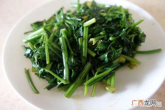 炒芹菜要焯水吗,芹菜直接炒還是焯一下再炒呢？