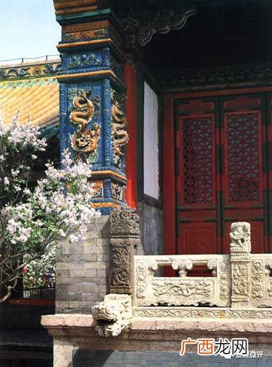 中式建筑有哪些特点,中国建筑中传统风格和现代风格？