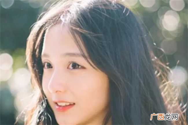 女人右眼大左眼小好吗 女人右眼大左眼小面相