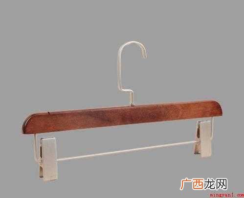 鞋带被孔染黑了怎么洗
