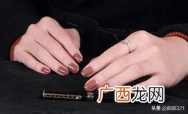 透明指甲油干了怎么办,如果指甲油太干了，放什么东西可以让它湿点？