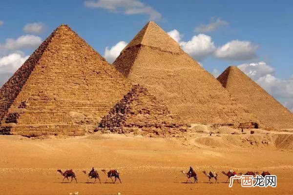 埃及金字塔占地面积是多少,埃及最大的金字塔的占地面约是5多少？