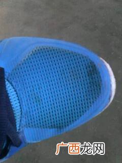 旅游鞋弄到油怎么清洗,运动鞋上的油污怎么去掉？