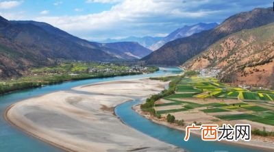 长江源头在哪里,长江的源头和终点？