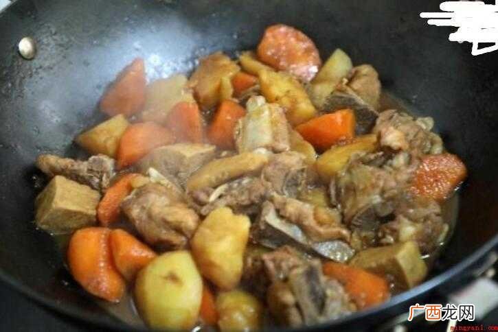 土豆烧排骨怎么做