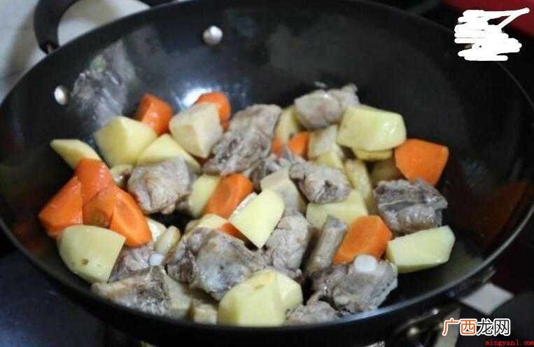 土豆烧排骨怎么做