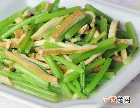 请问一下芹菜白菜如何做才好吃,白菜芹菜粉丝的做法？