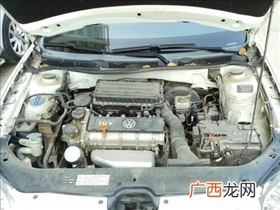 发动机舱可以用水冲吗,汽车发动机舱内有泥巴可用水冲洗吗?要注意什么？