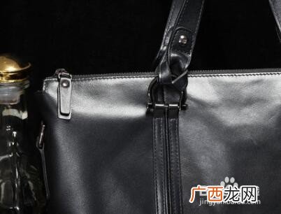 皮包掉漆怎么修复,真皮掉漆了，怎么办啊，用什么漆来补啊？